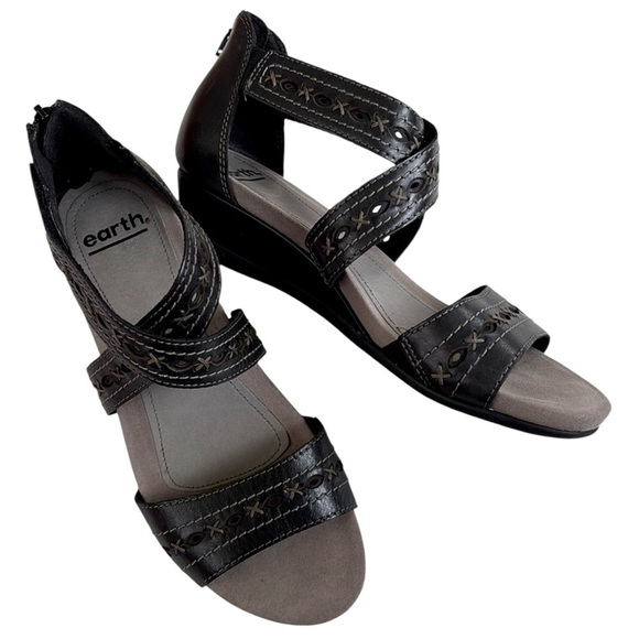 EUC Earth Brand Leather Pisa Hyannis Sandals Black Size 8 - Picture 1 of 8
